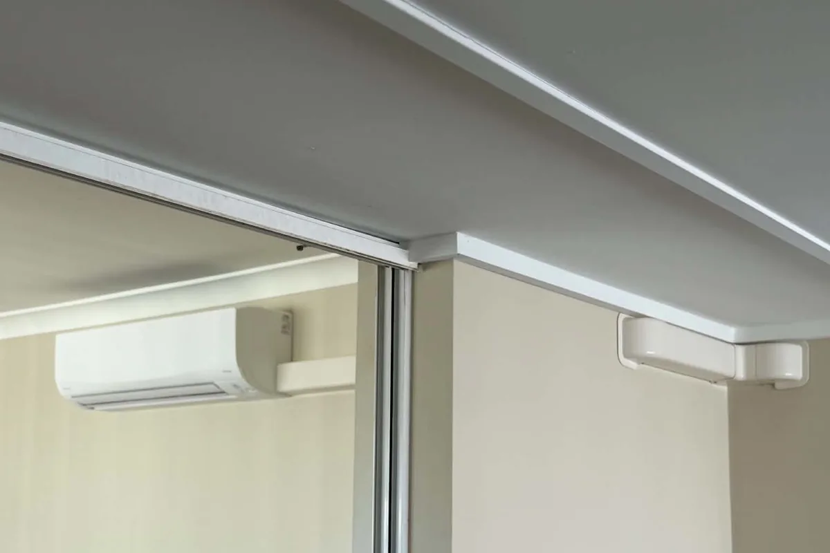 Indoor air conditioning units and ceiling fittings